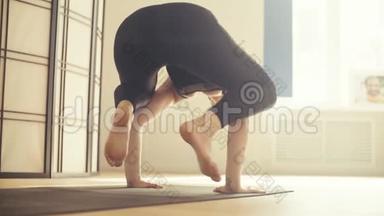 一个年轻的女人在大厅里做瑜伽。